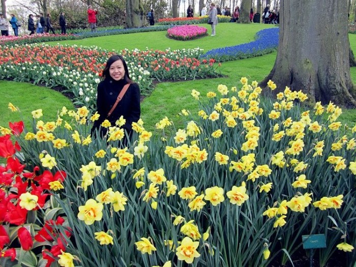 Bạn Vũ Thu Trang đang tranh thủ chụp lại những bức hình đẹp tại vườn hoa Keukenhof Xem thêm: Danh sách 100 trường Đại học xuất sắc nhất thế giới (P1)