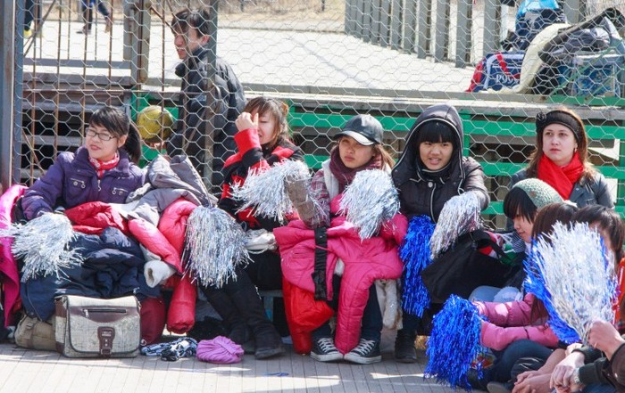 Mặc dù trời khá lạnh, nhưng mọi người vẫn cố gắng mặc thật ấm đi cổ vũ và không quên chuẩn bị thật nhiều ruy – băng.