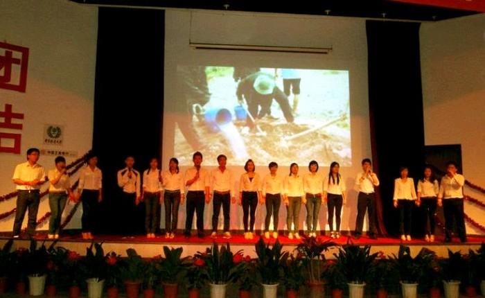 Tốp ca trường ĐH Sư phạm Nam Kinh đang thể hiện bài hát “Tuổi trẻ thế hệ Bác Hồ"