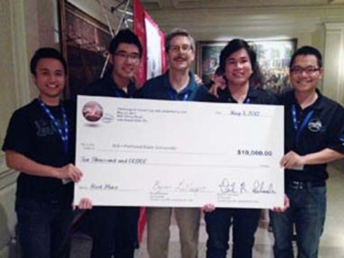 Các sinh viên VN đoạt giải tại Cornell Cup USA 2012. (Nguồn: Intel)
