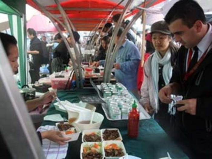 Khách tham quan lễ hội có dịp được nếm các món ăn truyền thống của Việt Nam như bún chả. (Nguồn: Ngân Bình-Huy Hiệp/Vietnam+)