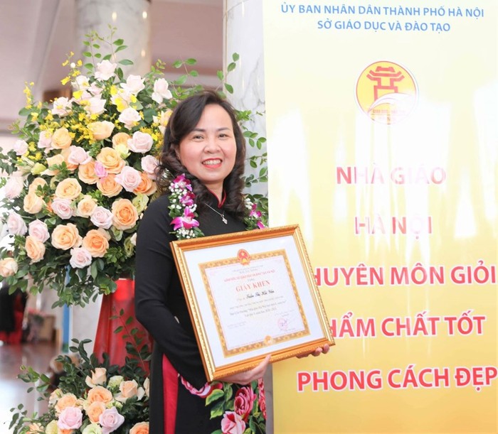 Cô Trần Thị Hải Yến - Hiệu trưởng Trường Trung học phổ thông Trần Phú (Hoàn Kiếm, Hà Nội). Ảnh: website trường.