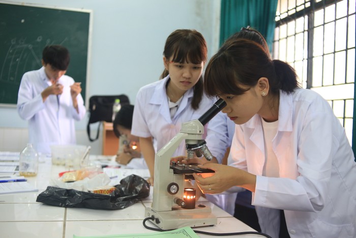 Sinh viên Trường Đại học Đồng Nai tham gia hoạt động nghiên cứu khoa học. Ảnh: website trường.