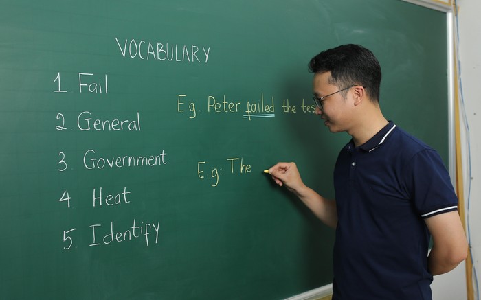 Thầy Nguyễn Trung Nguyên, giáo viên tiếng Anh tại Hệ thống Giáo dục HOCMAI. Ảnh: NVCC