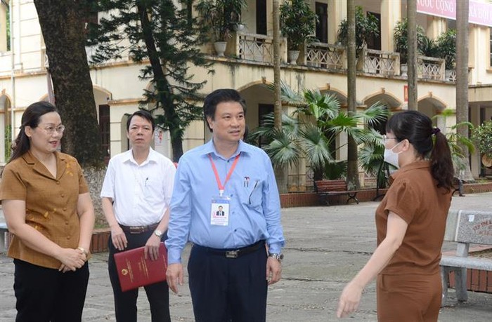 Thứ trưởng Nguyễn Hữu Độ kiểm tra điểm thi Trường Trung học phổ thông Trần Phú. Nguồn: Bộ Giáo dục và Đào tạo