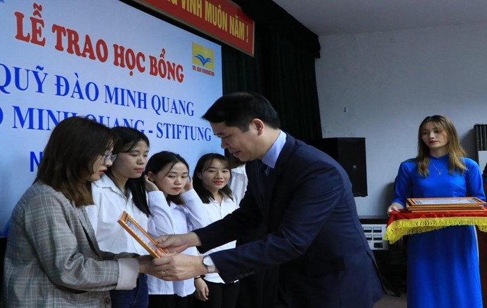 Giáo sư Lê Thanh Sơn trao học bổng cho sinh viên nhà trường. Ảnh: NVCC