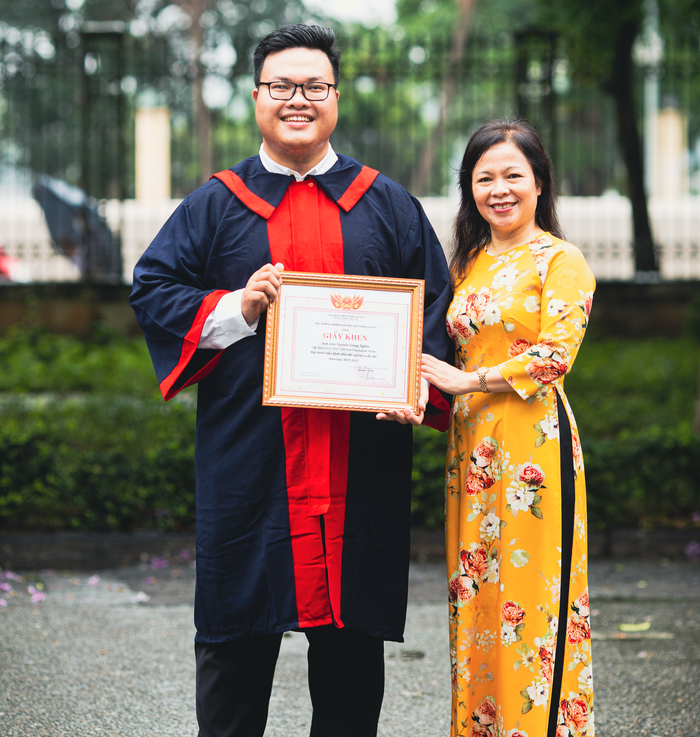 Nguyễn Trung Nghĩa và Phó Giáo sư Nguyễn Thị Thu Thủy tại lễ tốt nghiệp.