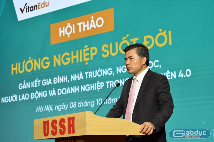 Ông Bùi Văn Linh, Giám đốc Trung tâm Hỗ trợ đào tạo và Cung ứng nhân lực phát biểu tại hội thảo. Ảnh: Trần Lý