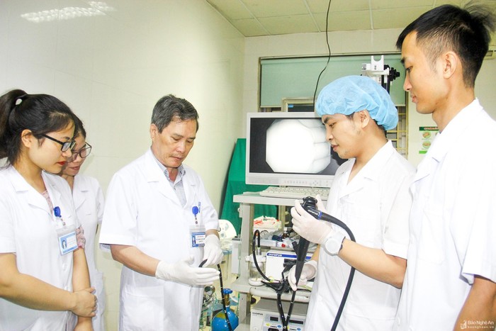 Phó Giáo sư, Bác sĩ Cao Trường Sinh chia sẻ kinh nghiệm với y bác sỹ, sinh viên tại Bệnh viện Đại học Y khoa Vinh. Nguồn: Báo Nghệ An