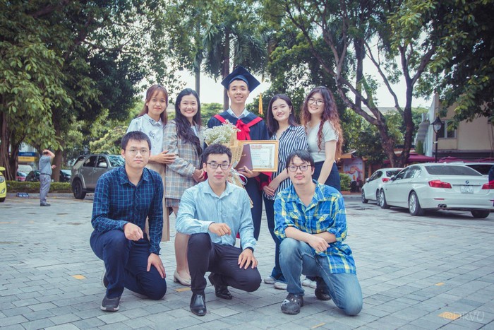 Từ khi học lớp 11, Lê Hữu Chín (ở giữa hàng thứ hai) đã nuôi ước mơ học y, trở thành bác sĩ. Ảnh: NVCC