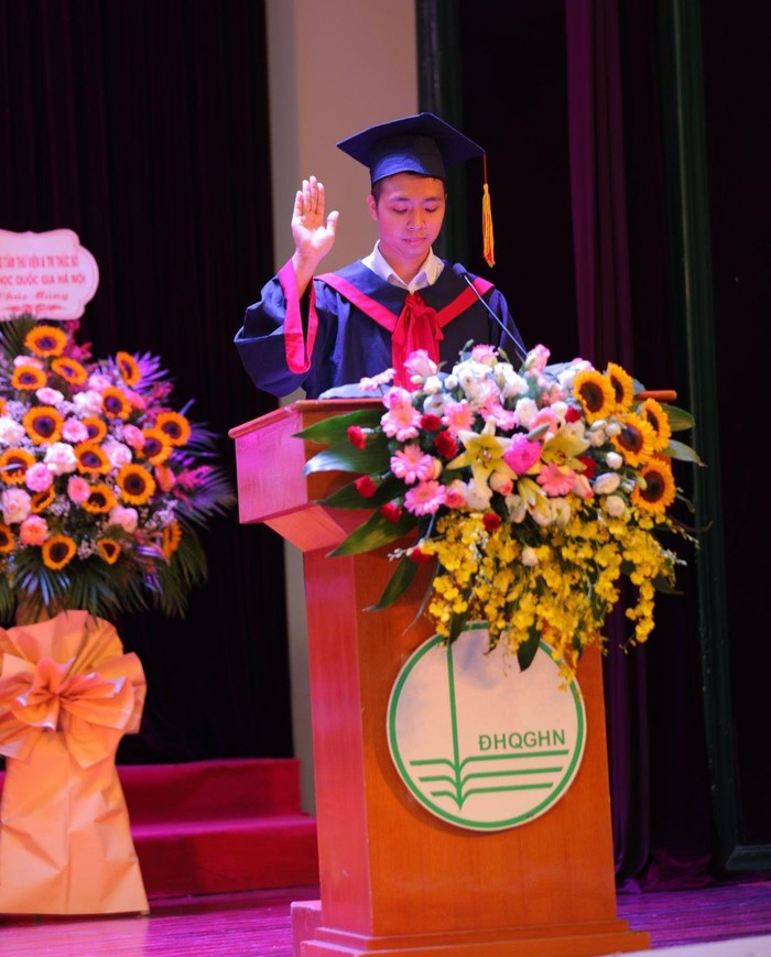 Trịnh Hữu Chín xuất sắc trở thành thủ khoa đầu ra của Trường Đại học Y Dược (Đại học Quốc gia Hà Nội). Ảnh: NVCC