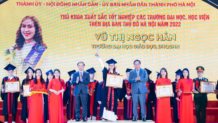 Ngọc Hân là 1 trong số 98 thủ khoa xuất sắc tốt nghiệp các trường đại học, học viện trên địa bàn thành phố Hà Nội năm 2022 được tuyên dương. Ảnh: NVCC