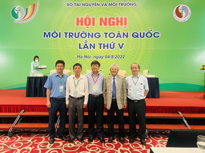 Giáo sư Phạm Hùng Việt (ngoài cùng bên phải) cũng các đại biểu là nhà khoa học tại Hội nghị Môi trường toàn quốc lần thứ V năm 2022. Ảnh: NVCC