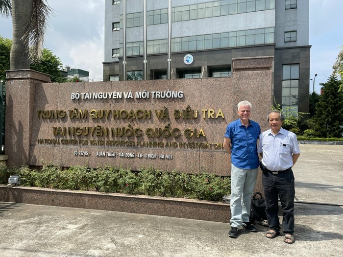 Giáo sư Phạm Hùng Việt và Giáo sư Michael Berg (Thuỵ Sĩ) chụp ảnh chung trong chuyến ghé thăm Việt Nam của Giáo sư Michael Berg. Ảnh: NVCC